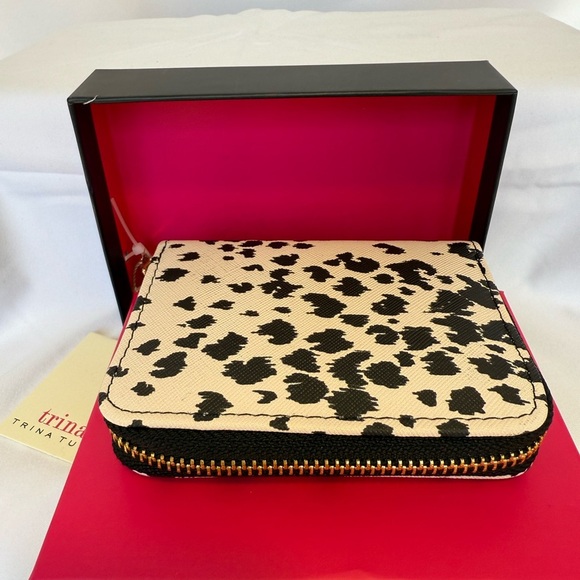 Trina Turk Black & White Leather Zip Wallet (New in Box) - Picture 3 of 10